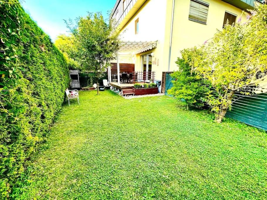 Schöne Wohnung mit eigenen Eingang und Terrasse foto