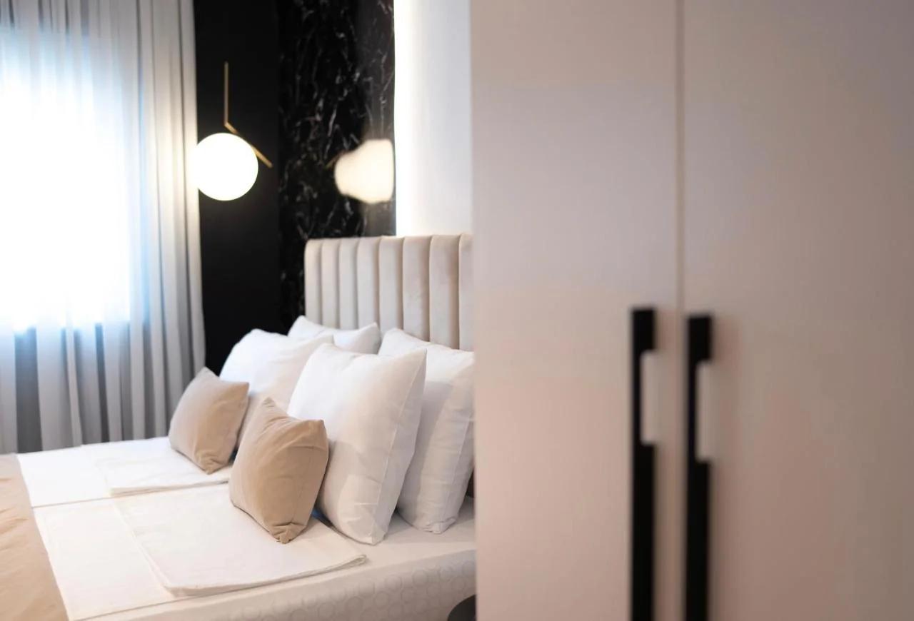 Regent Blue Apartments-Free private parking photo