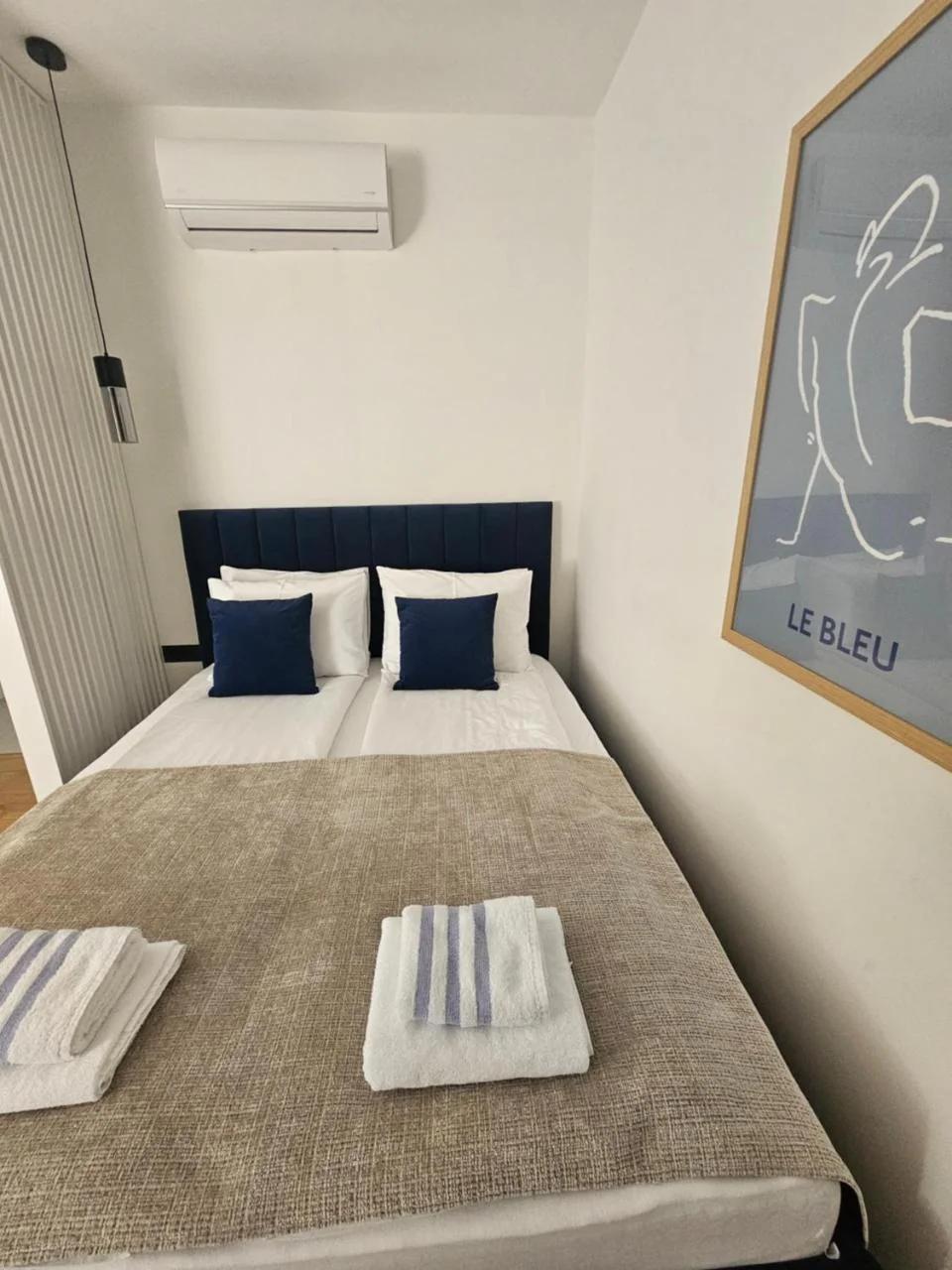 Regent Blue Apartments-Free private parking photo