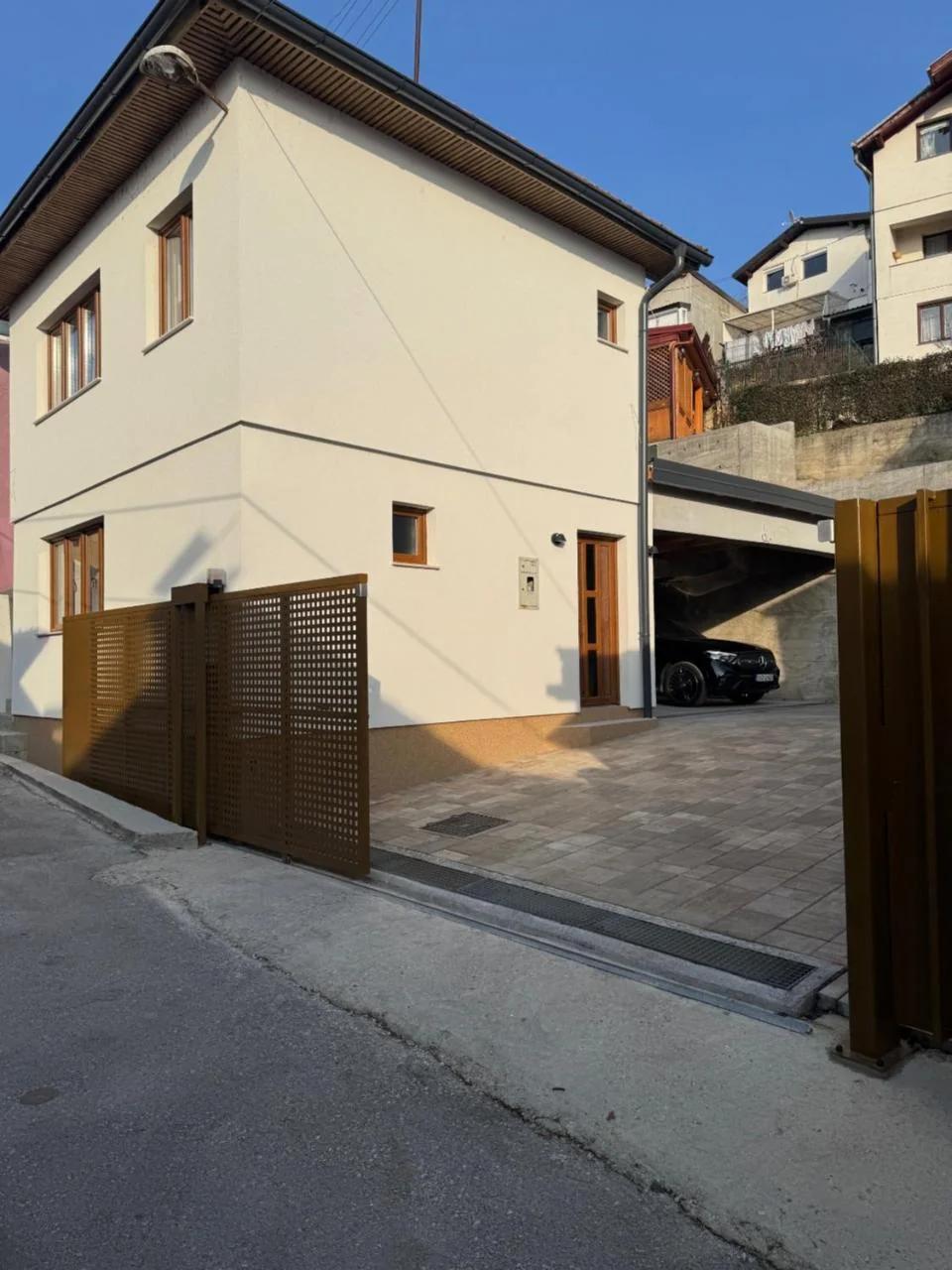 SILVERLAND apartments Free parking photo