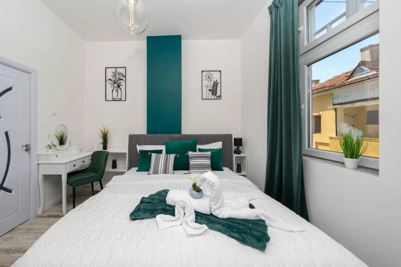 Apartment in the Heart of the Top Center photo