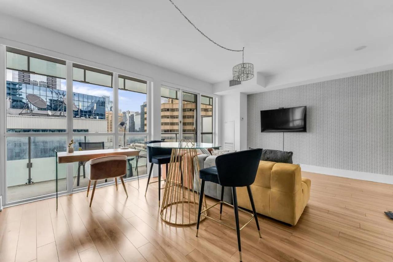 Estate 1 Bedroom Condo Front Street West