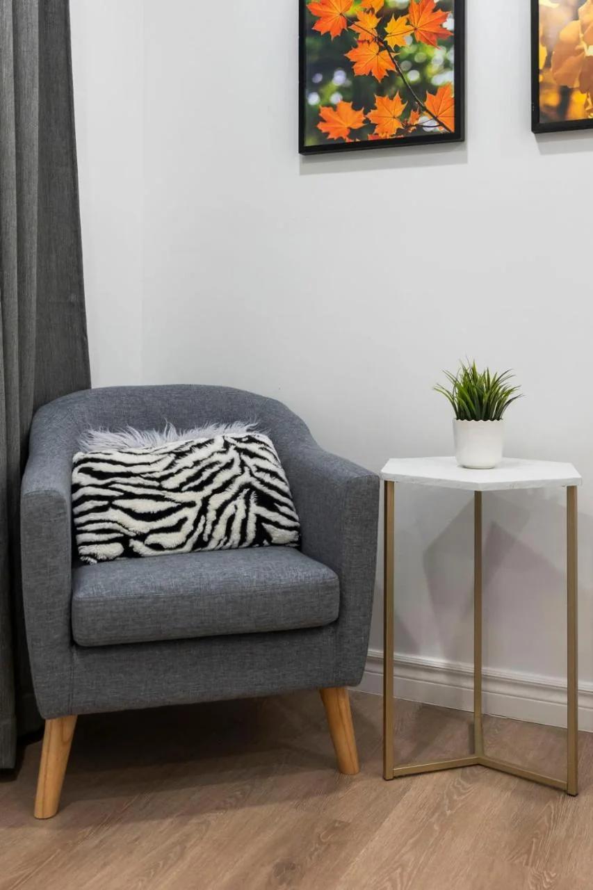 High Park Oasis Modern 1B1B, Kitchen, Laundry photo