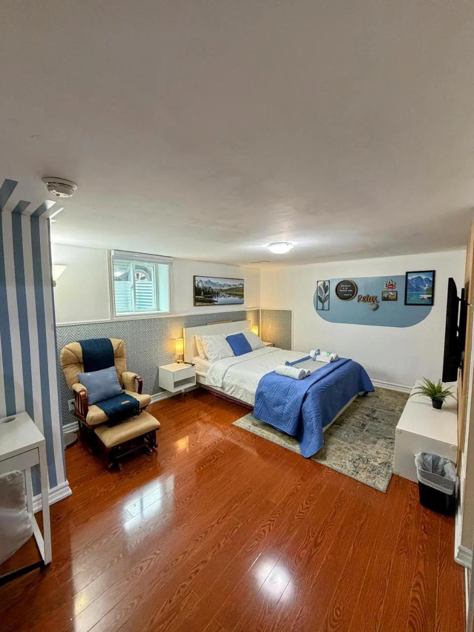 Spacious room near subway & shops