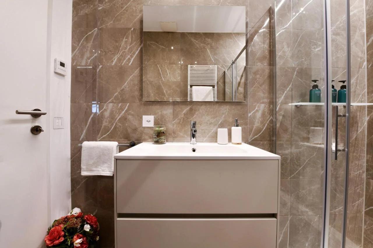 Lake Modern Suites - Free Parking photo