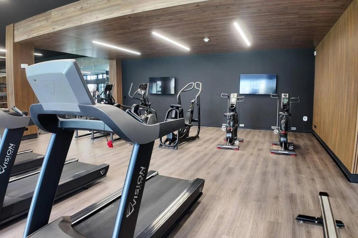 Apartment with AC, pool, gym and more amenities photo