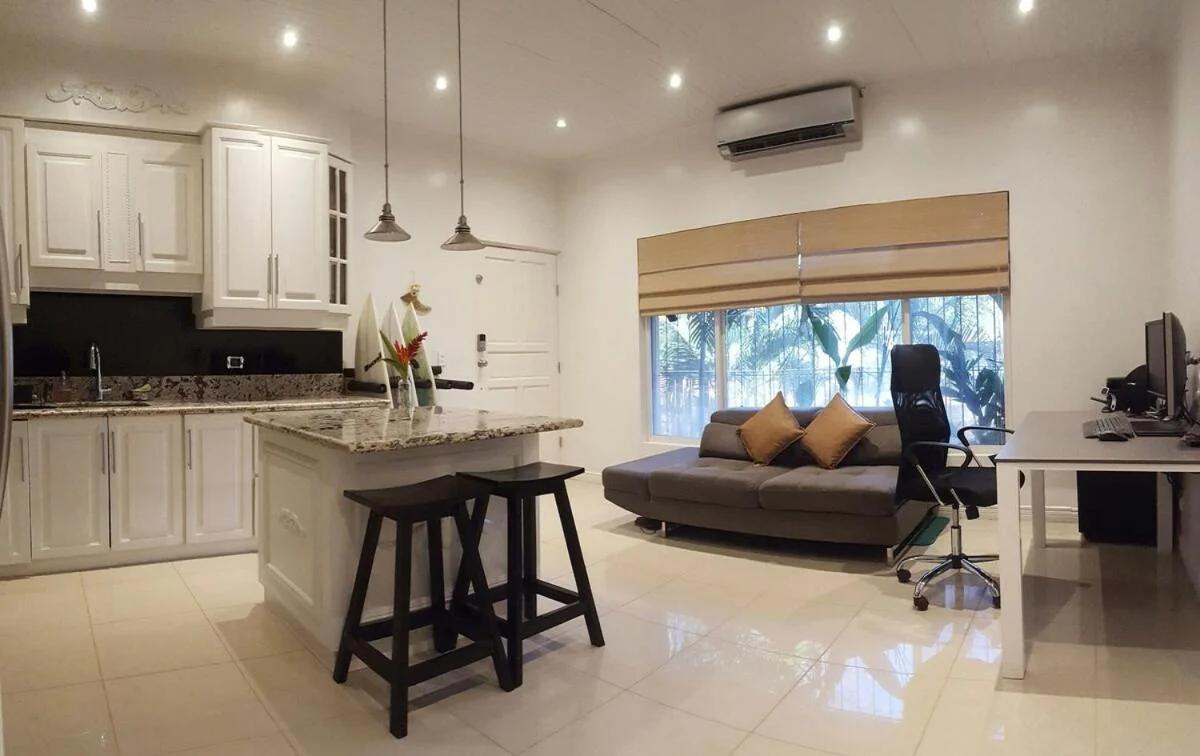 Condo Niko - Centrally Located, Steps to Beach!