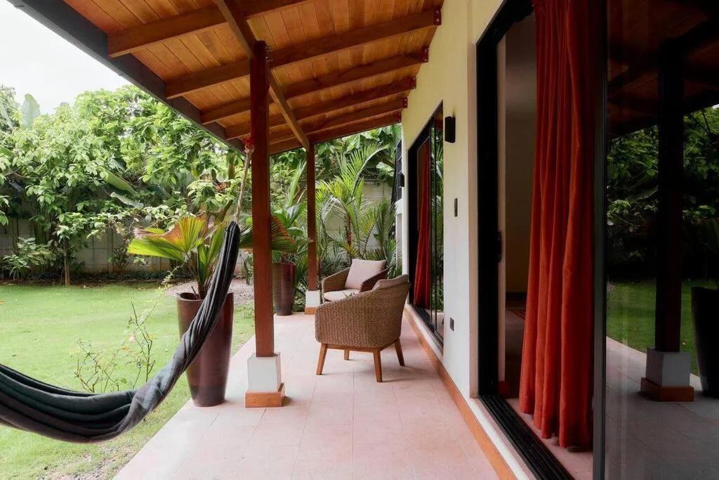 Modern Beachfront Apartment, With Garden Patio photo