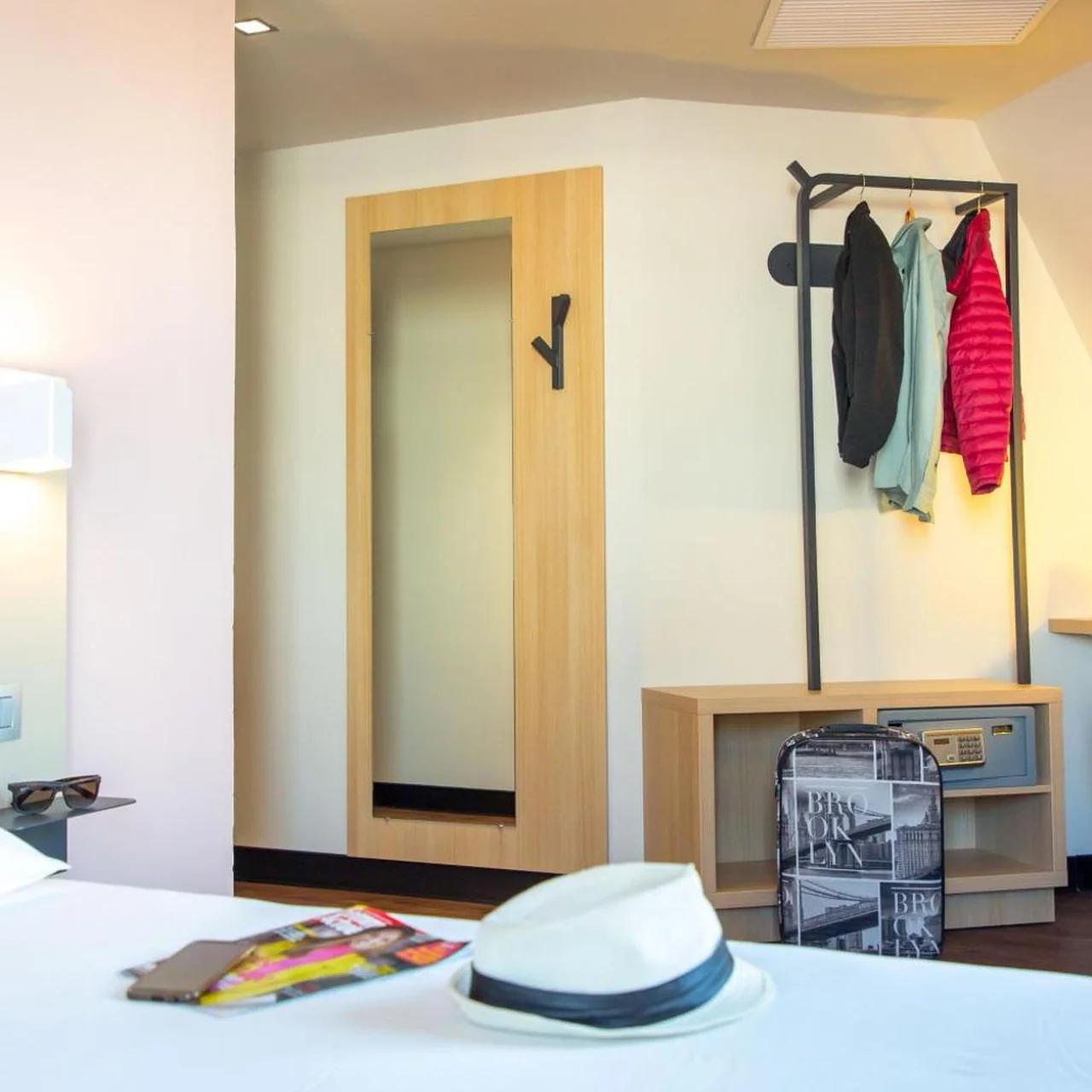 B&B HOTEL Marseille Centre La Timone photo