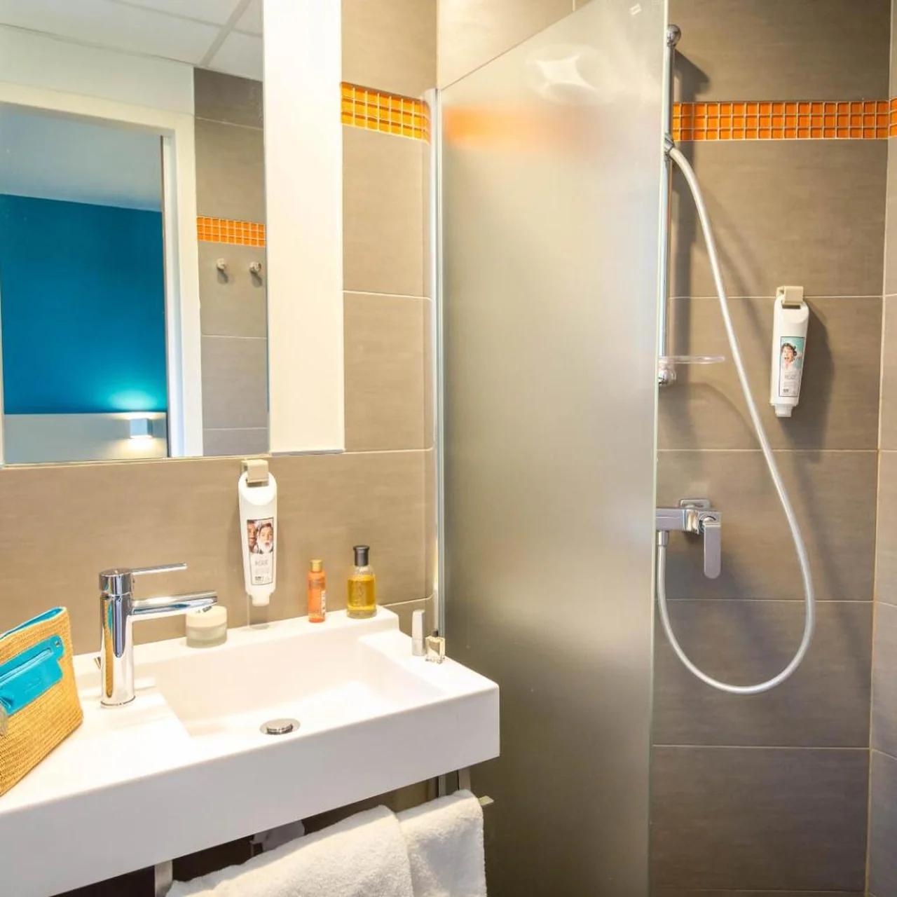 B&B HOTEL Marseille Centre La Timone photo