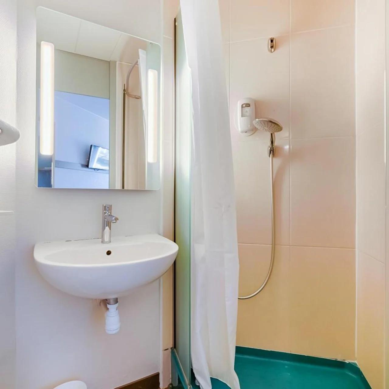 B&B HOTEL Aix-en-Provence Pont de l'Arc photo