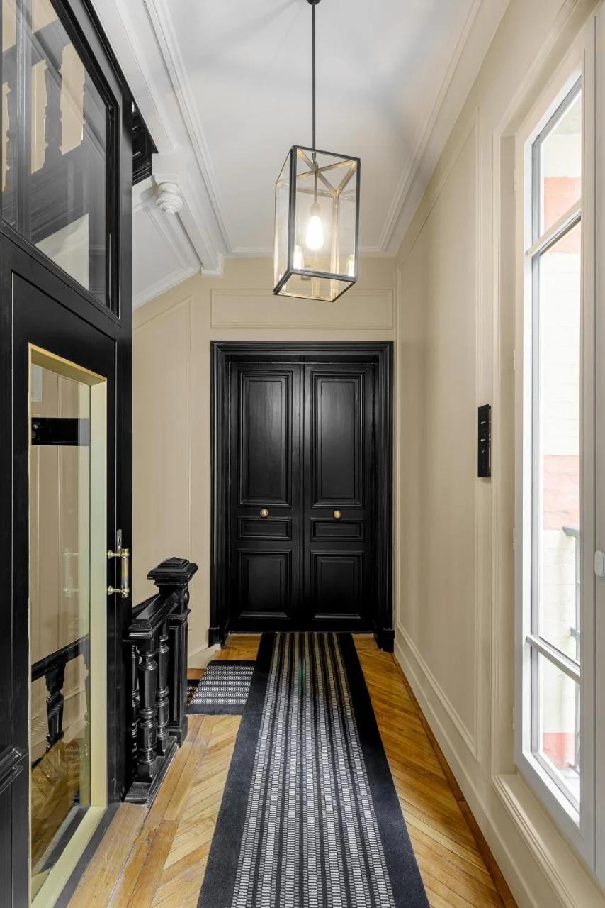 Black Door foto