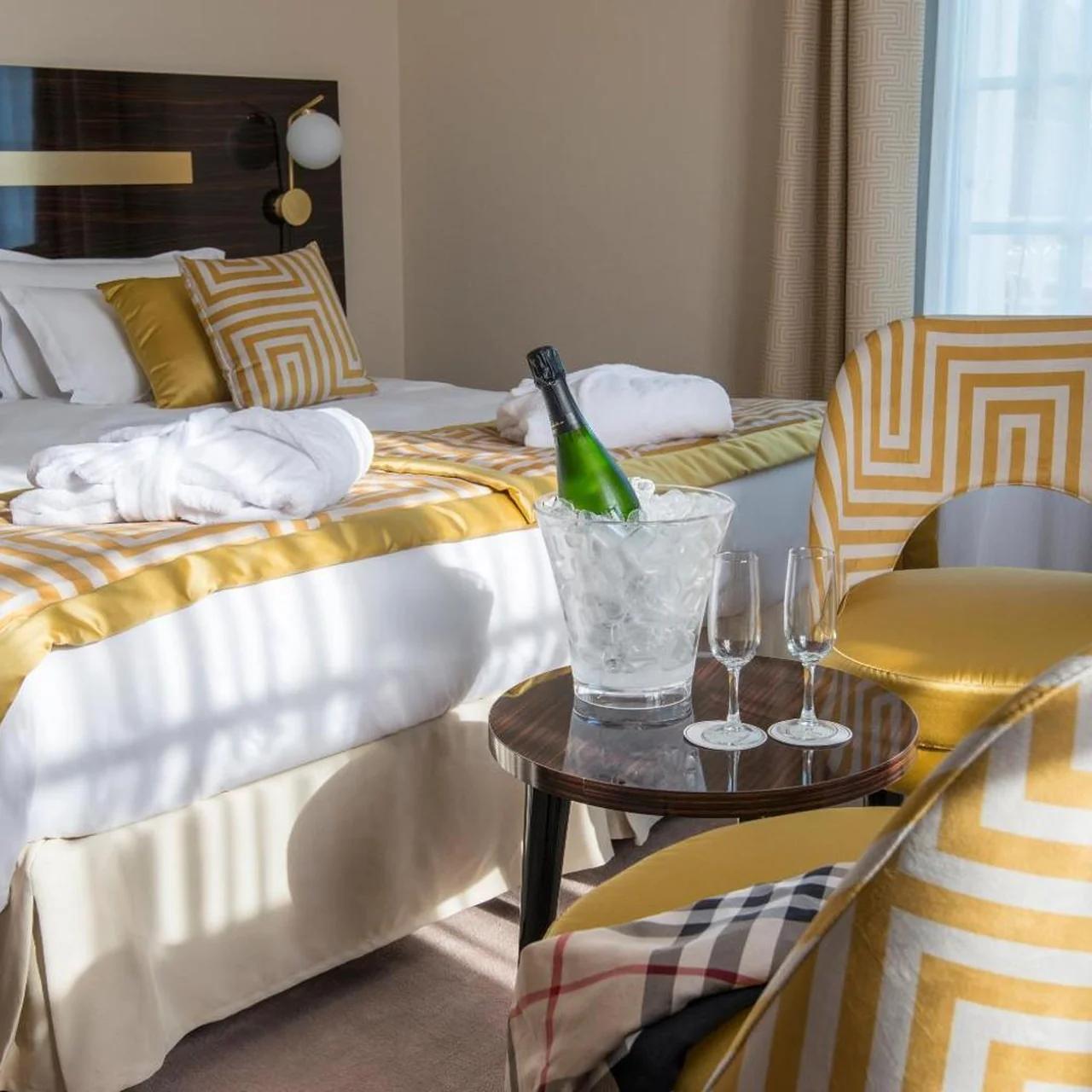 Hotel Carlton photo