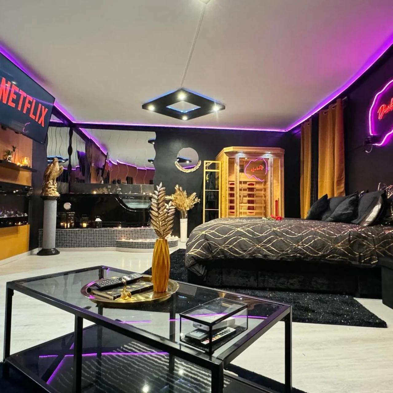 LA LOVEROOM by Sunnyroom