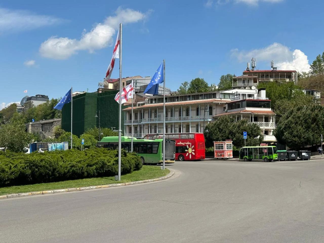 hotel cash photo