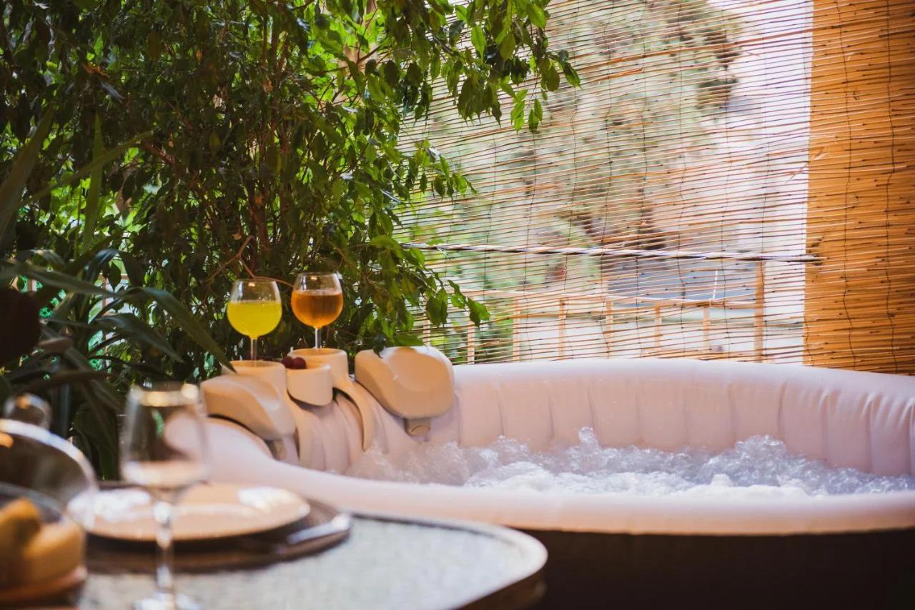Luxury katrinas apartment with outdoor jacuzzi photo