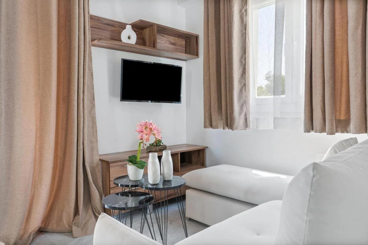 Miralis Apartments photo