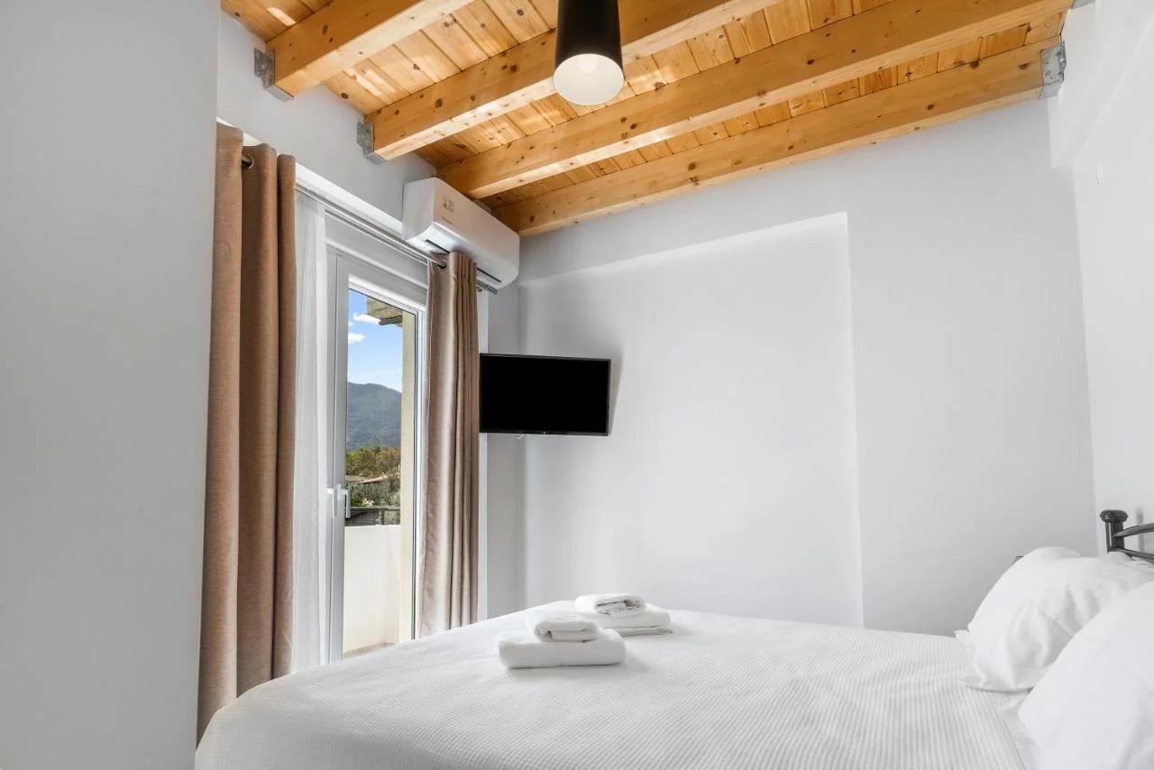 Miralis Apartments photo