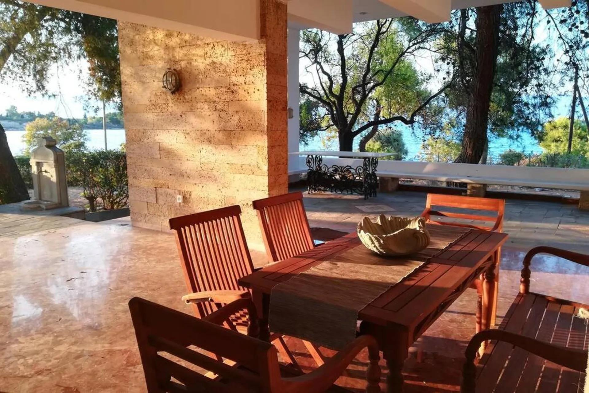 Pine tree beachfront villa foto