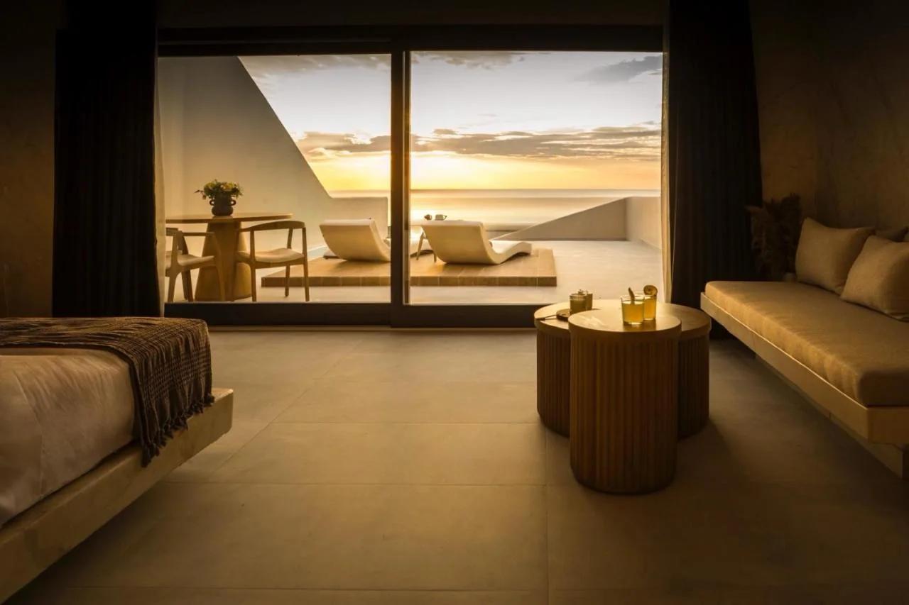 Pnoe Luxury Suites photo