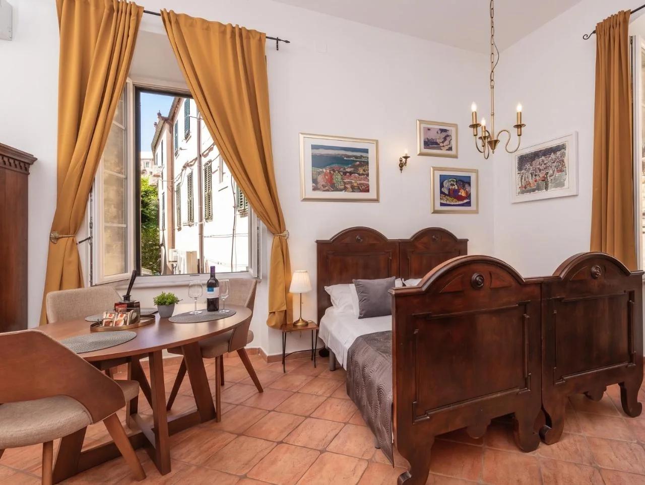 Amoret Apartments