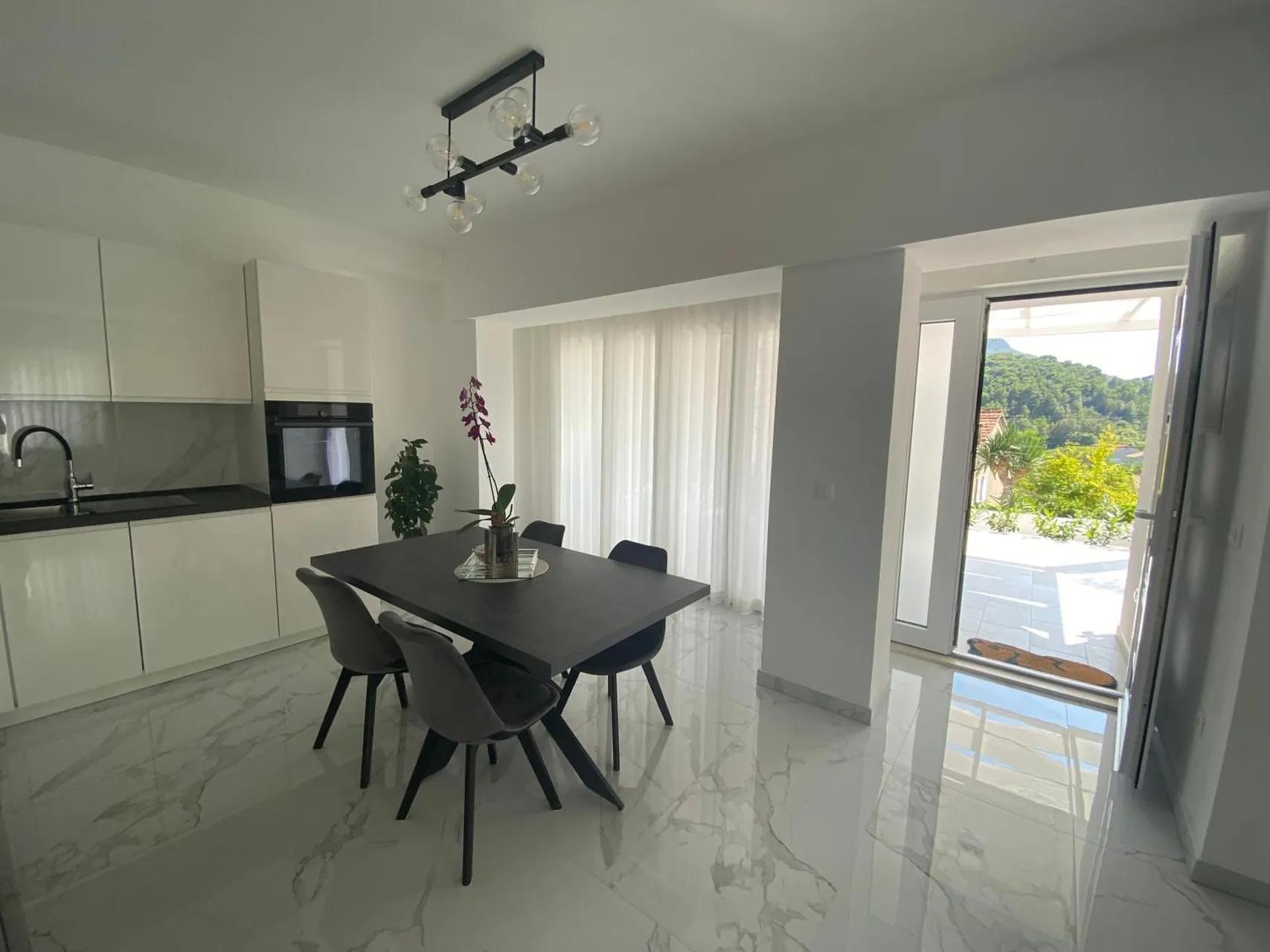 Holiday House Canis