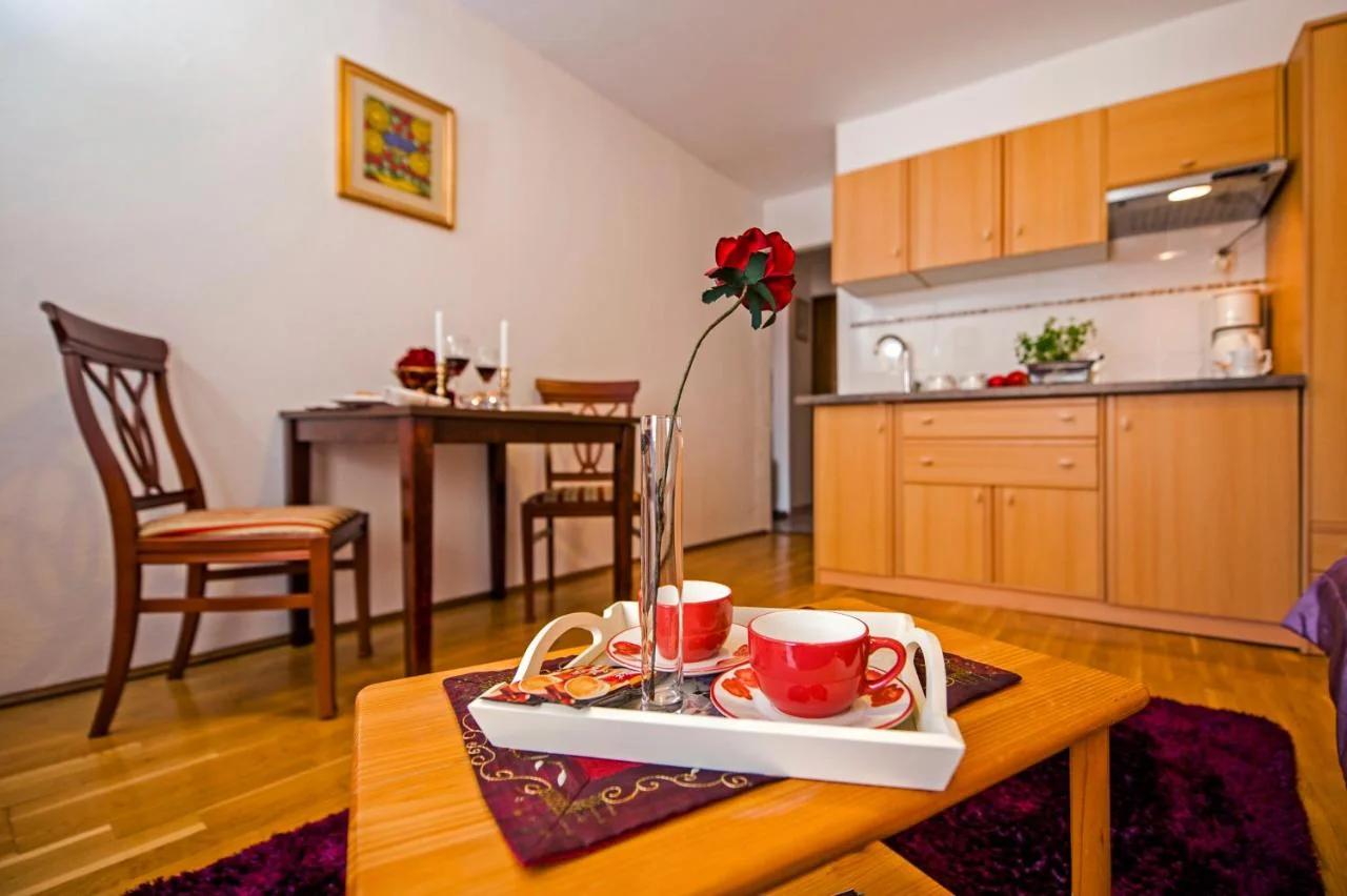 Apartment Main Street Carera photo