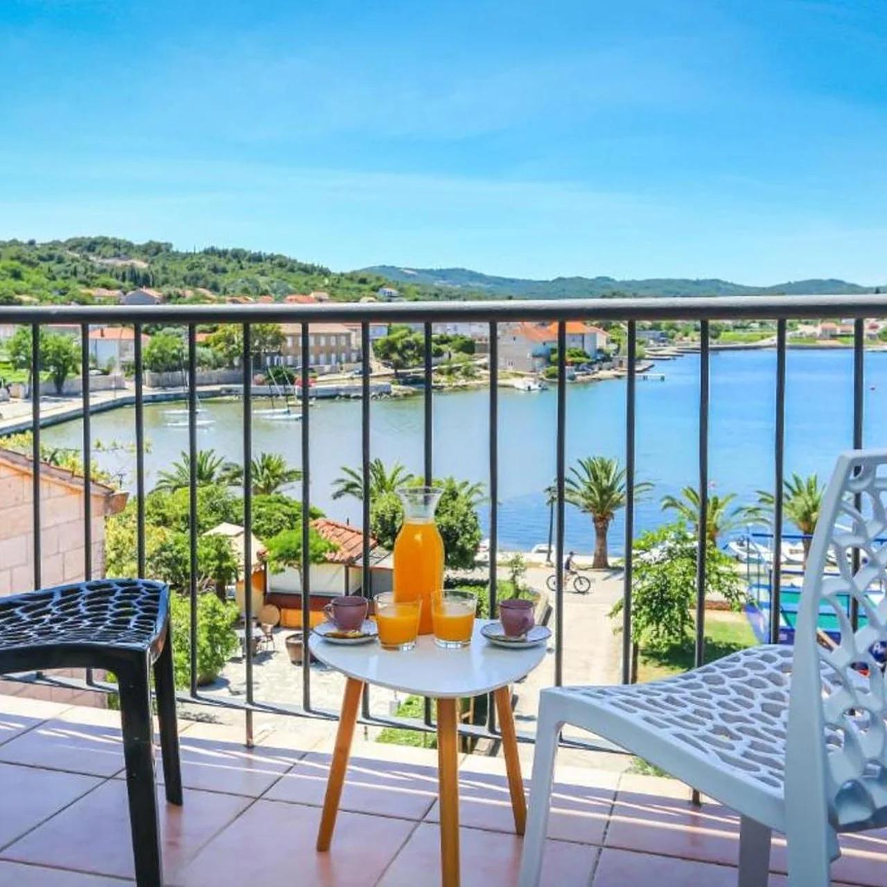 Hotel Lumbarda photo