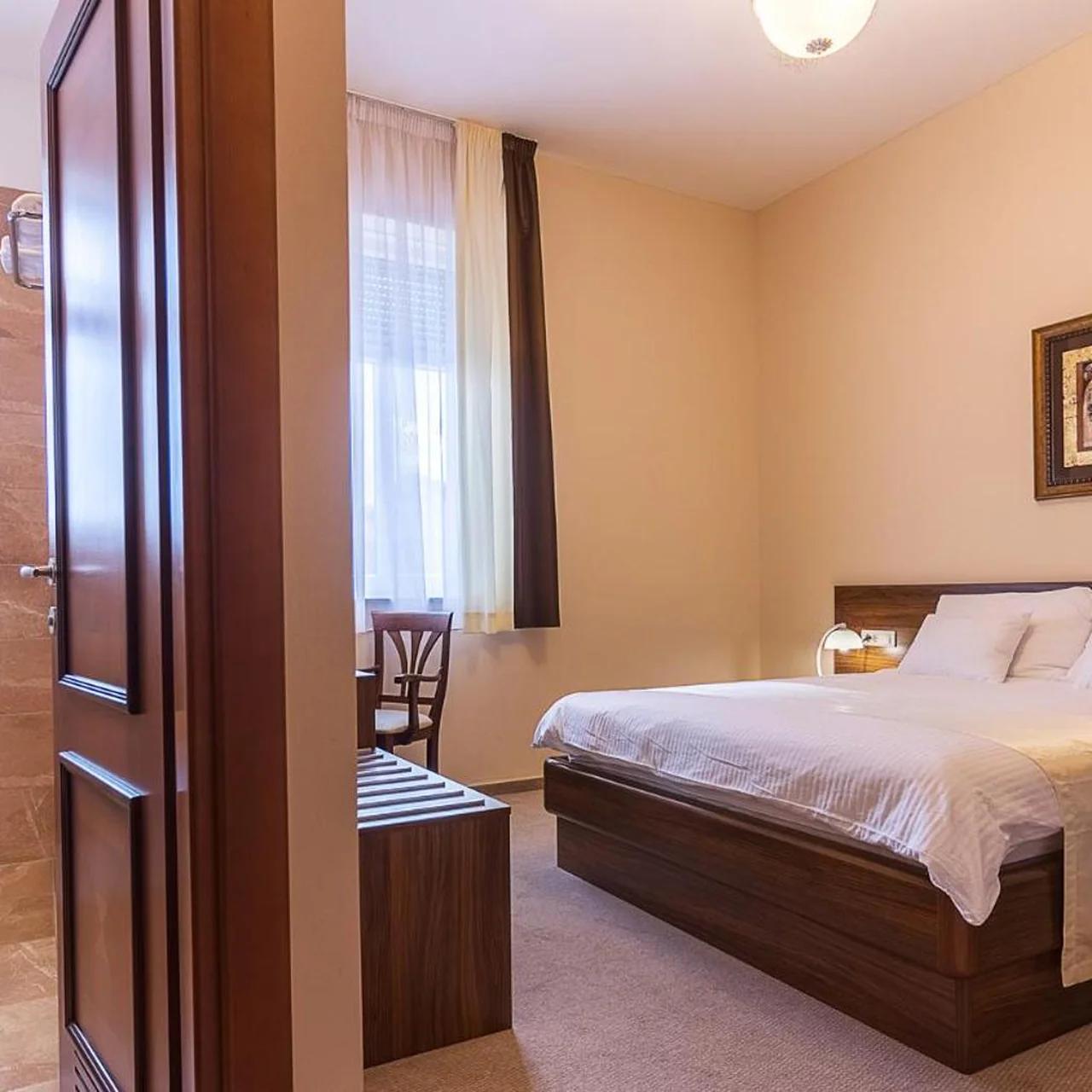 Hotel Maroon photo
