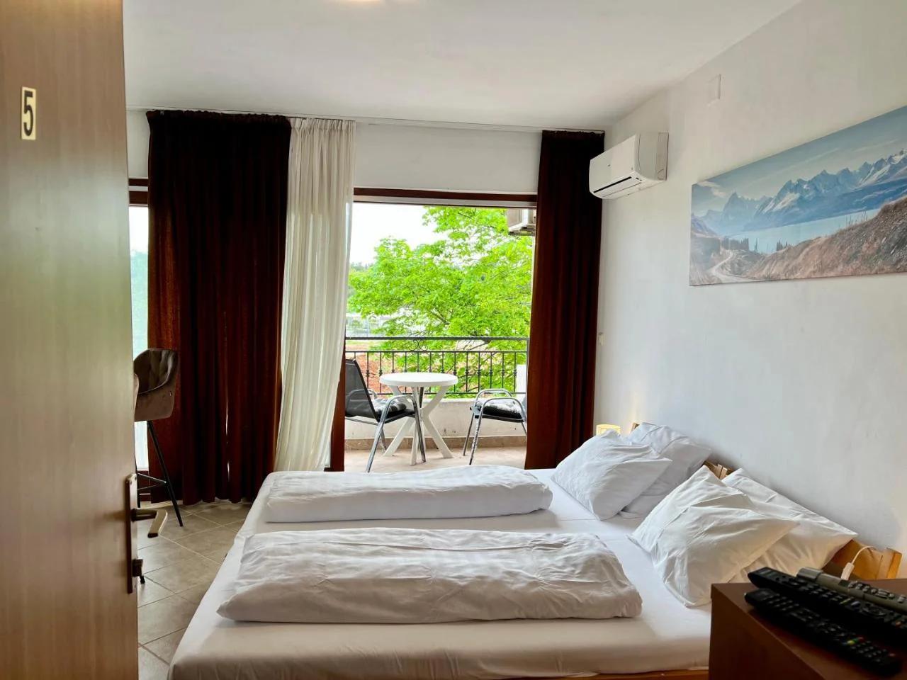 Rooms & Apartment Hegic with parking foto