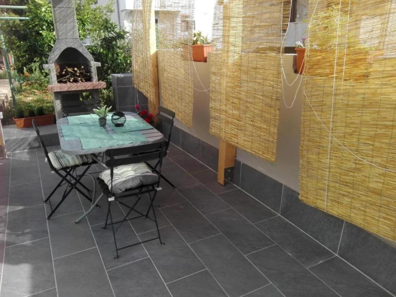 Sunny Stone Apartment with Free Parking foto