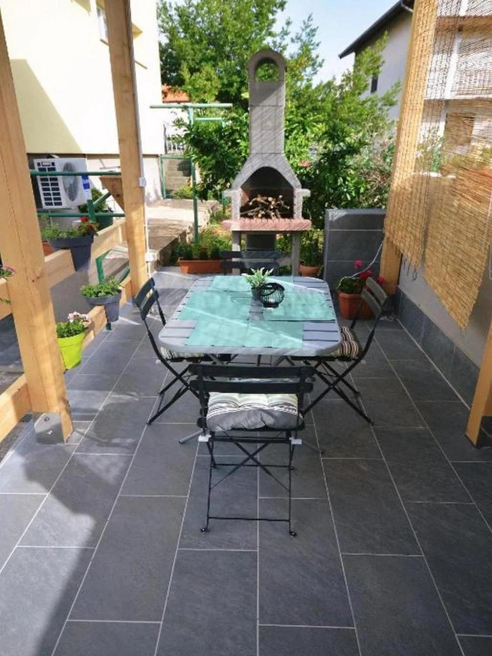 Sunny Stone Apartment with Free Parking foto