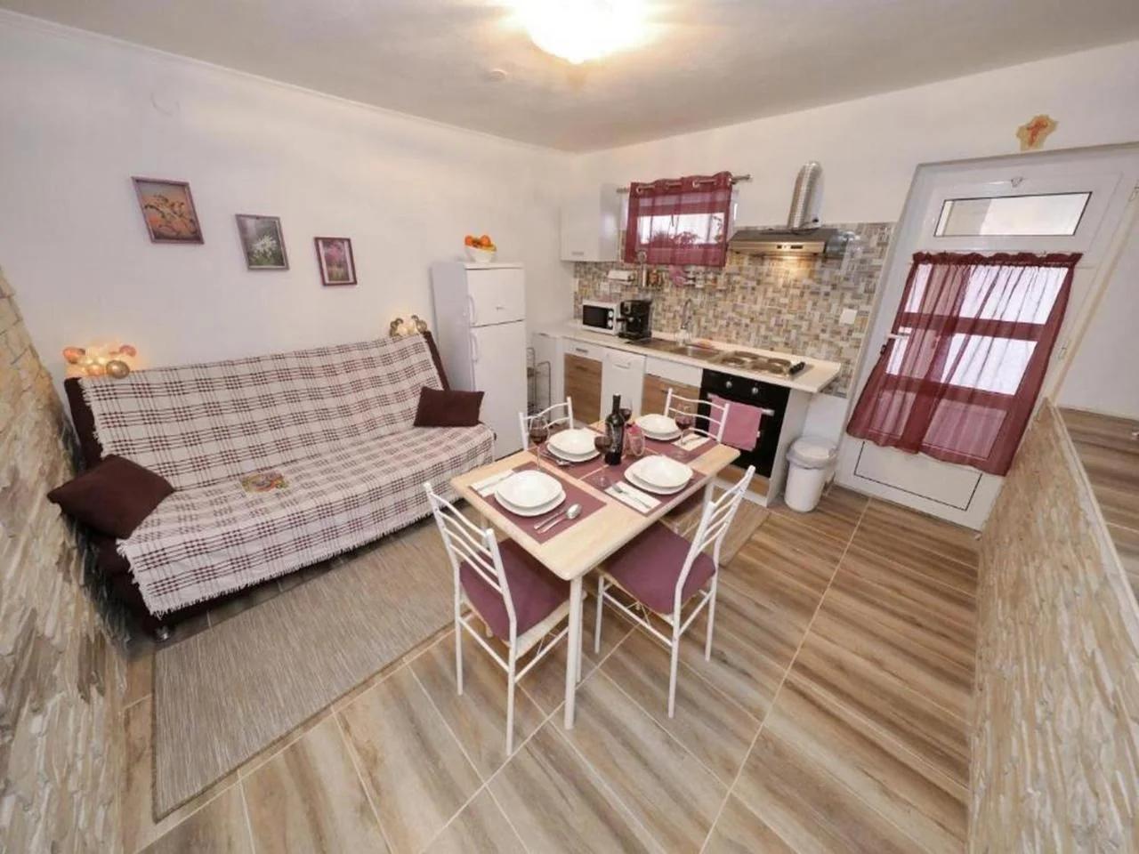 Sunny Stone Apartment with Free Parking foto