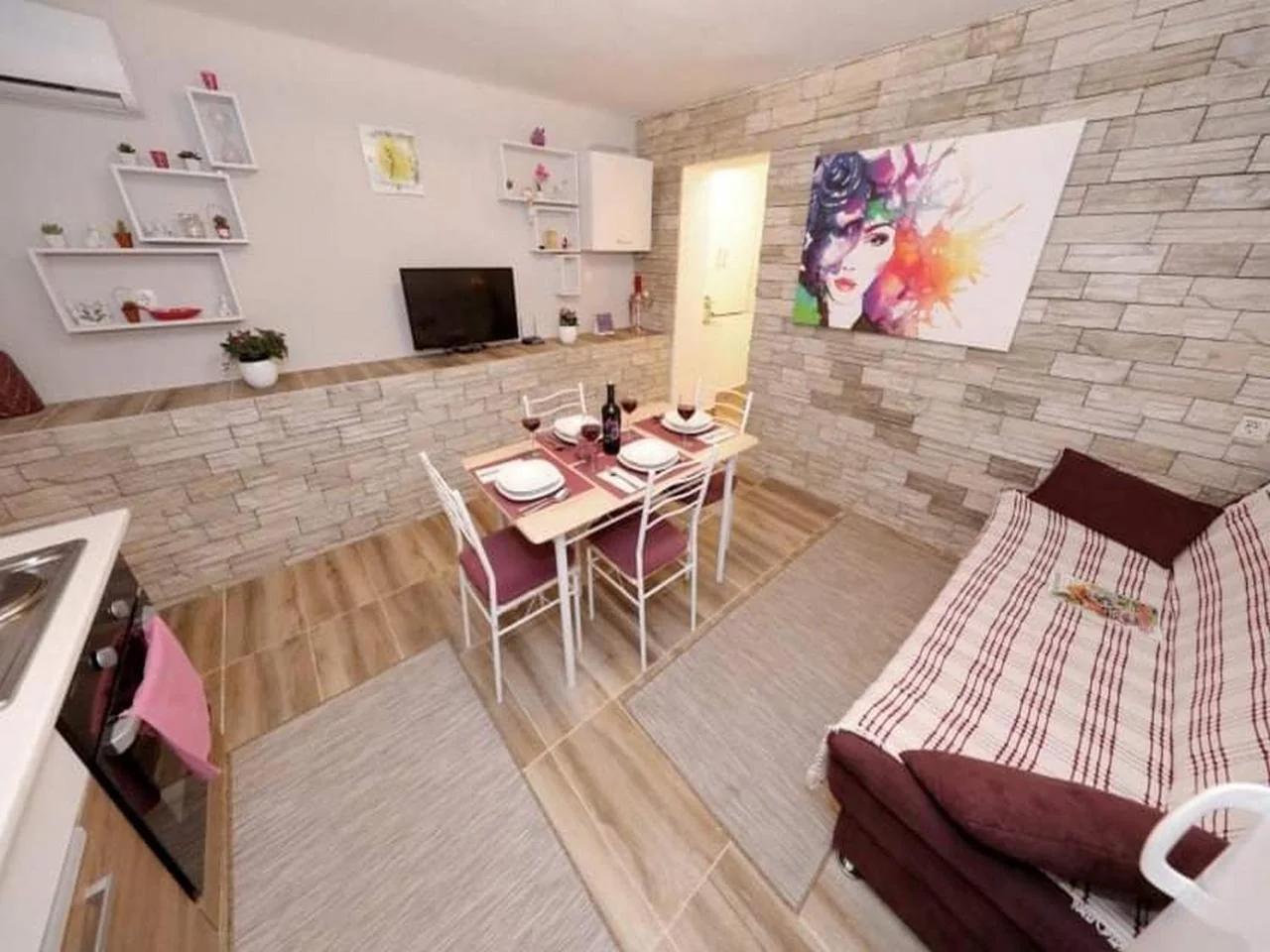 Sunny Stone Apartment with Free Parking foto