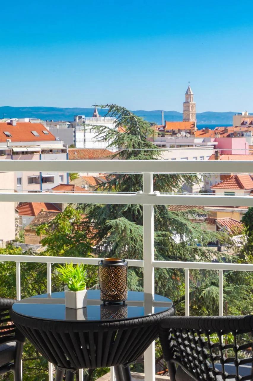V Luxury Apartment photo