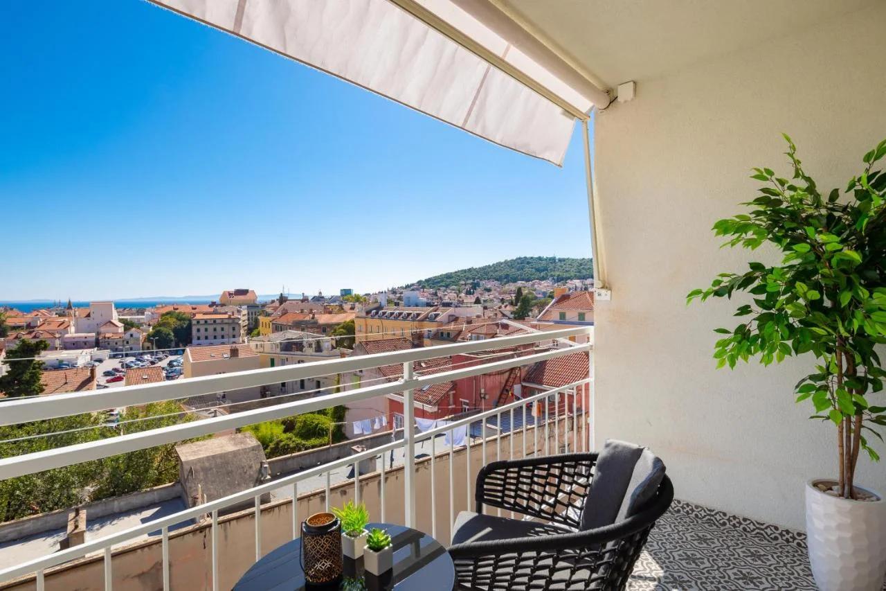 V Luxury Apartment photo