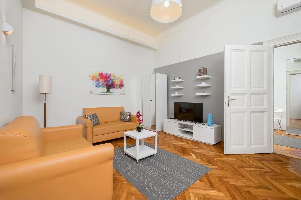 Peaceful Palace Apartment