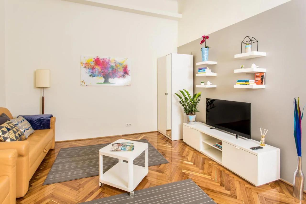 Peaceful Palace Apartment photo