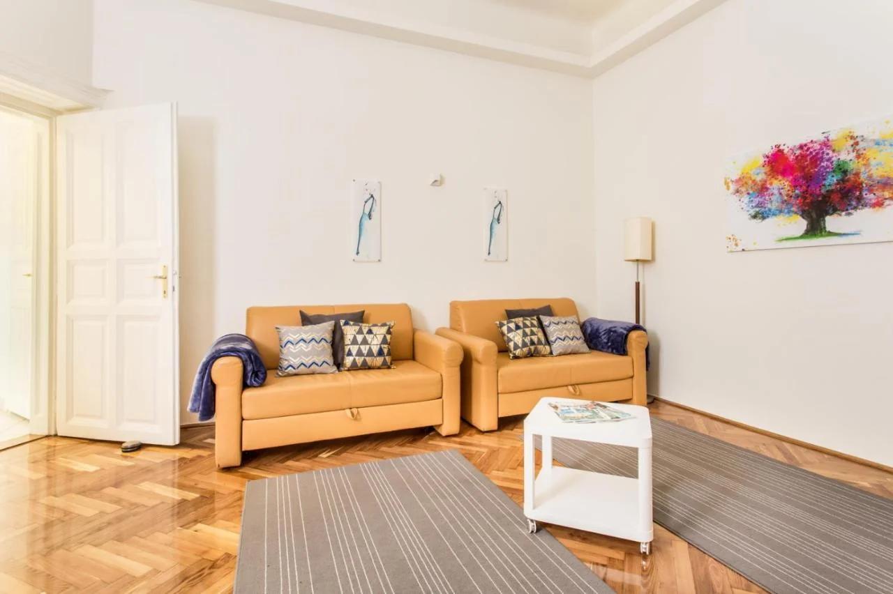 Peaceful Palace Apartment photo