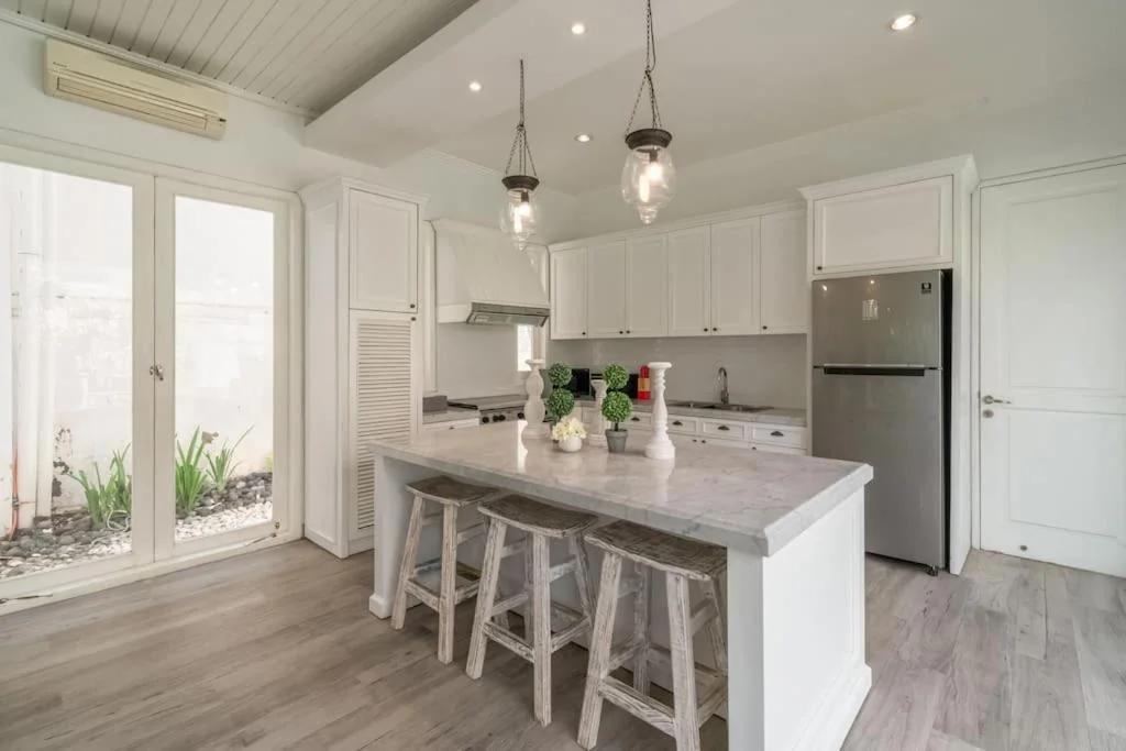 Beachside Colonial Elegance: 4BR in Canggu foto