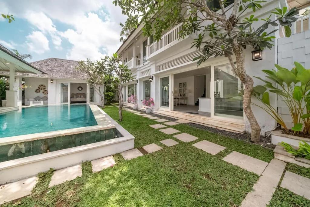 Beachside Colonial Elegance: 4BR in Canggu foto