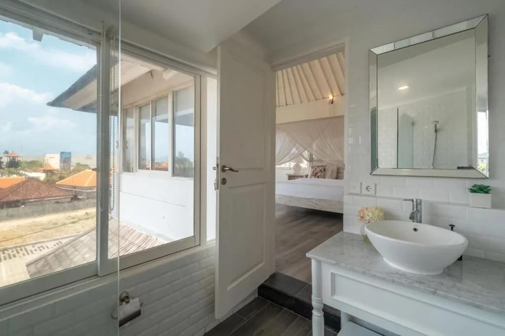 Beachside Colonial Elegance: 4BR in Canggu foto