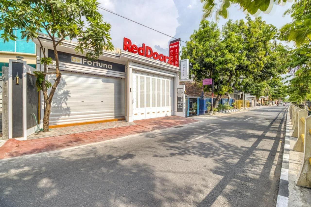 RedDoorz Plus near Gembira Loka Zoo 2 photo
