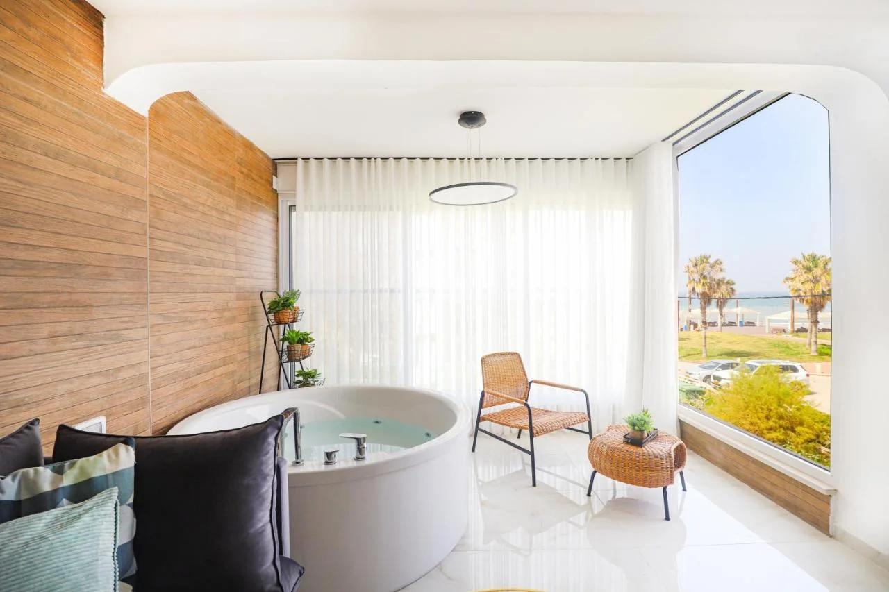 צימר75 על הים גקוזי ומרפסת Oceanfront BeachHouse W Jacuzzi & Porch foto