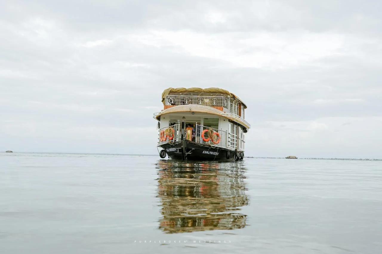 Dreams Spectrum Luxury houseboat photo