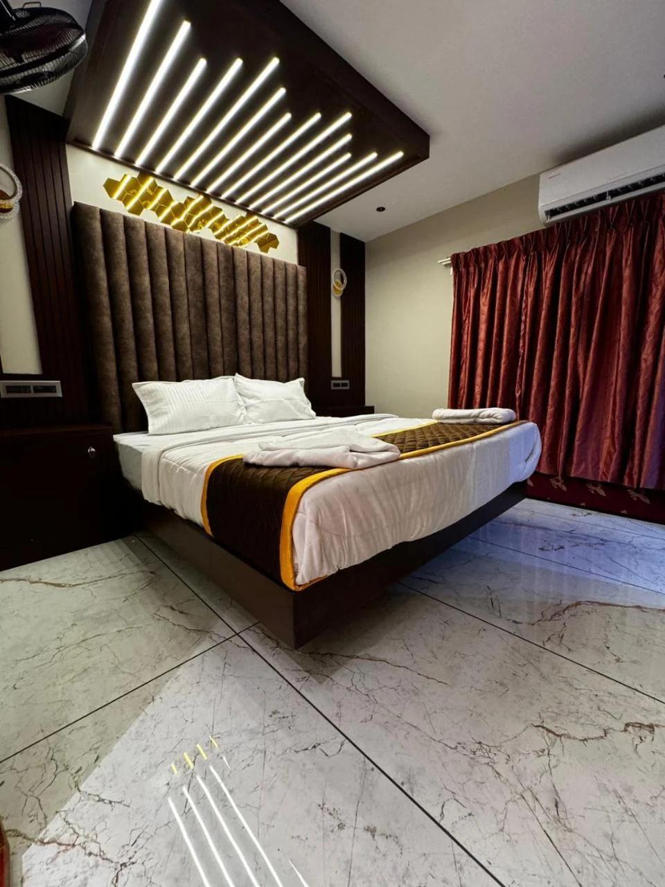 Dreams Spectrum Luxury houseboat photo