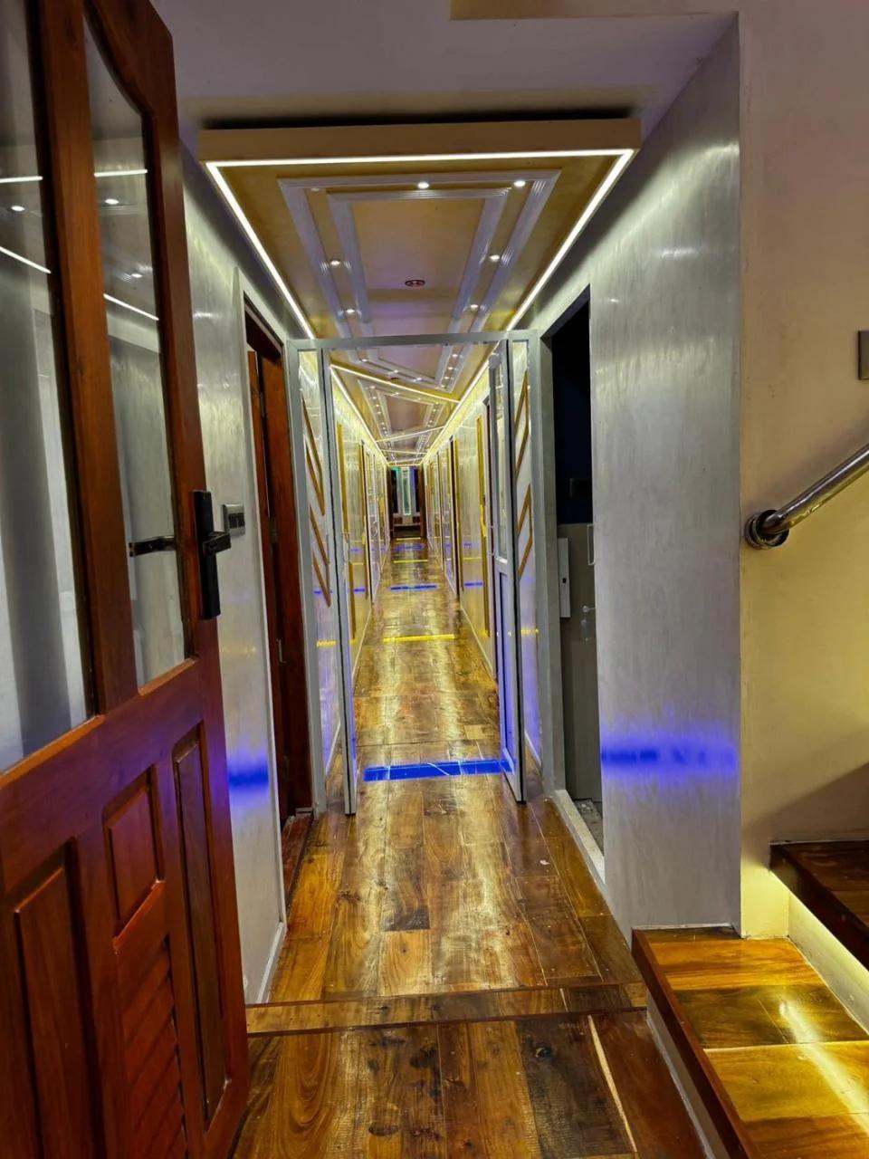 Dreams Spectrum Luxury houseboat photo