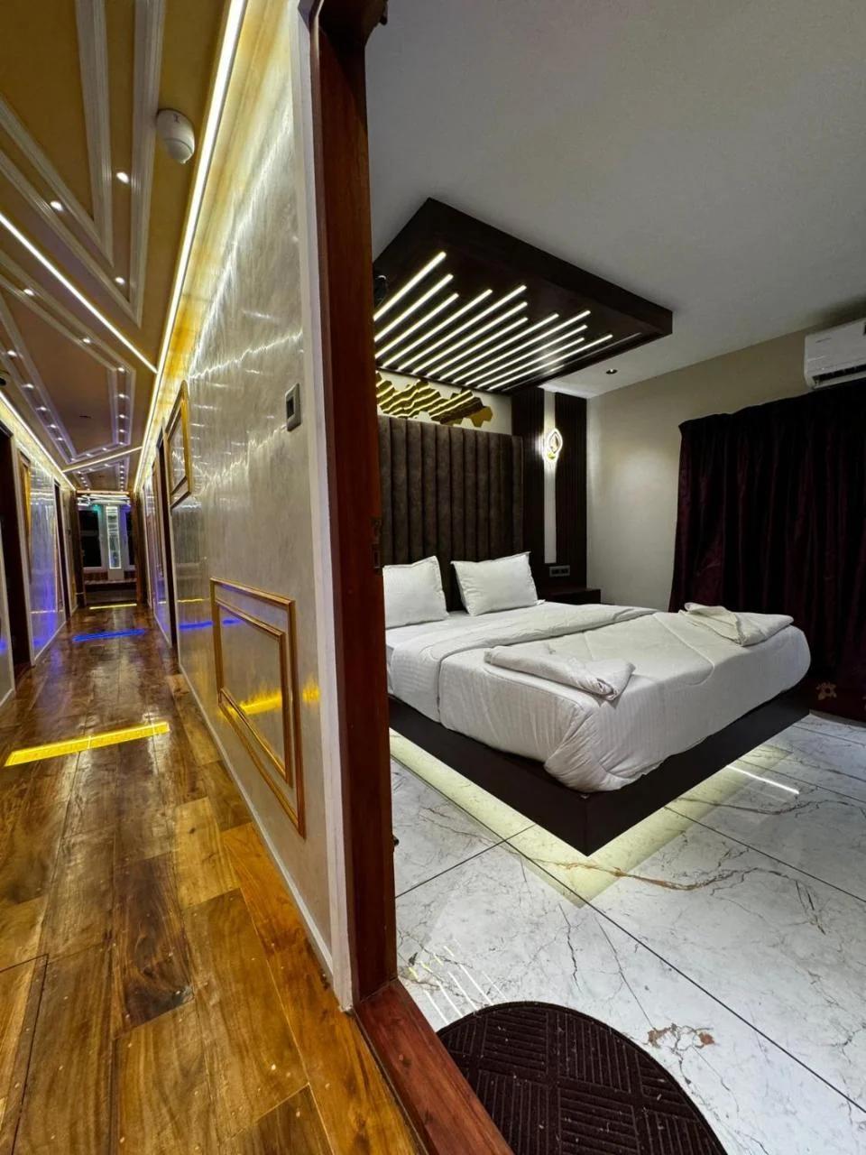 Dreams Spectrum Luxury houseboat photo
