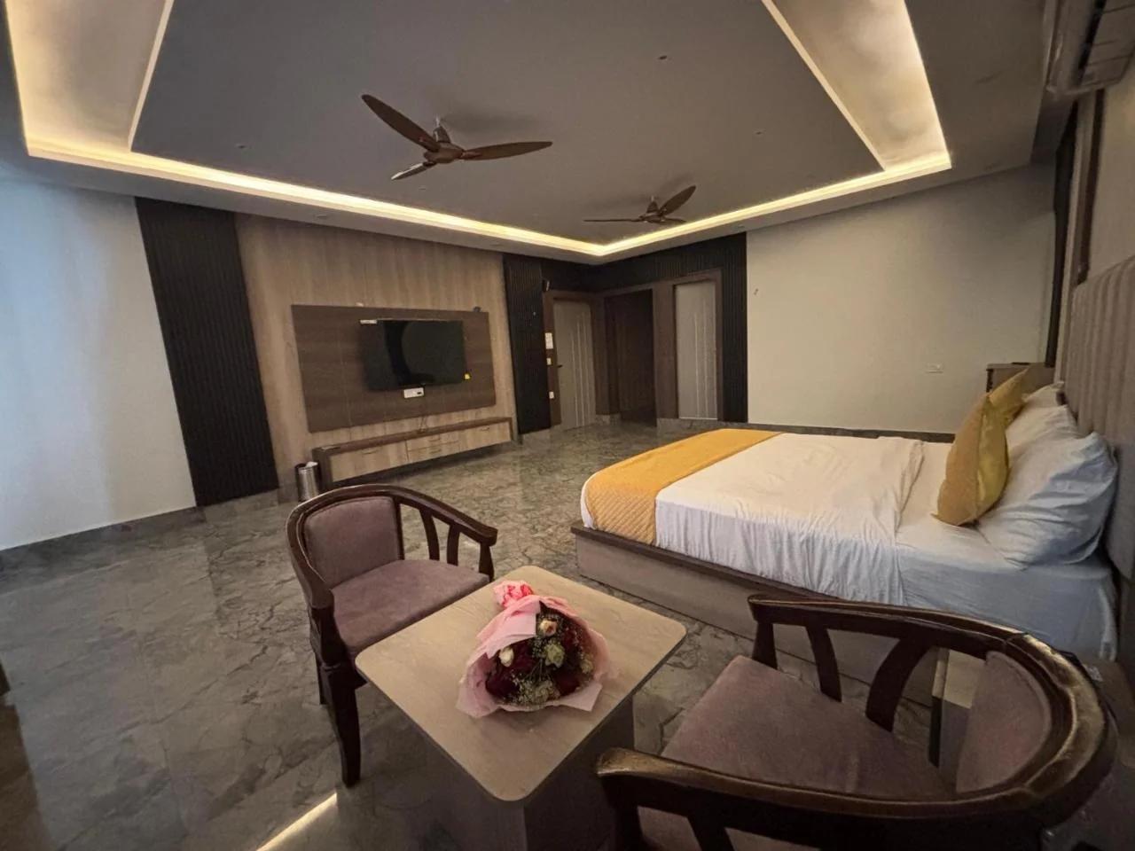 Hotel Harry photo