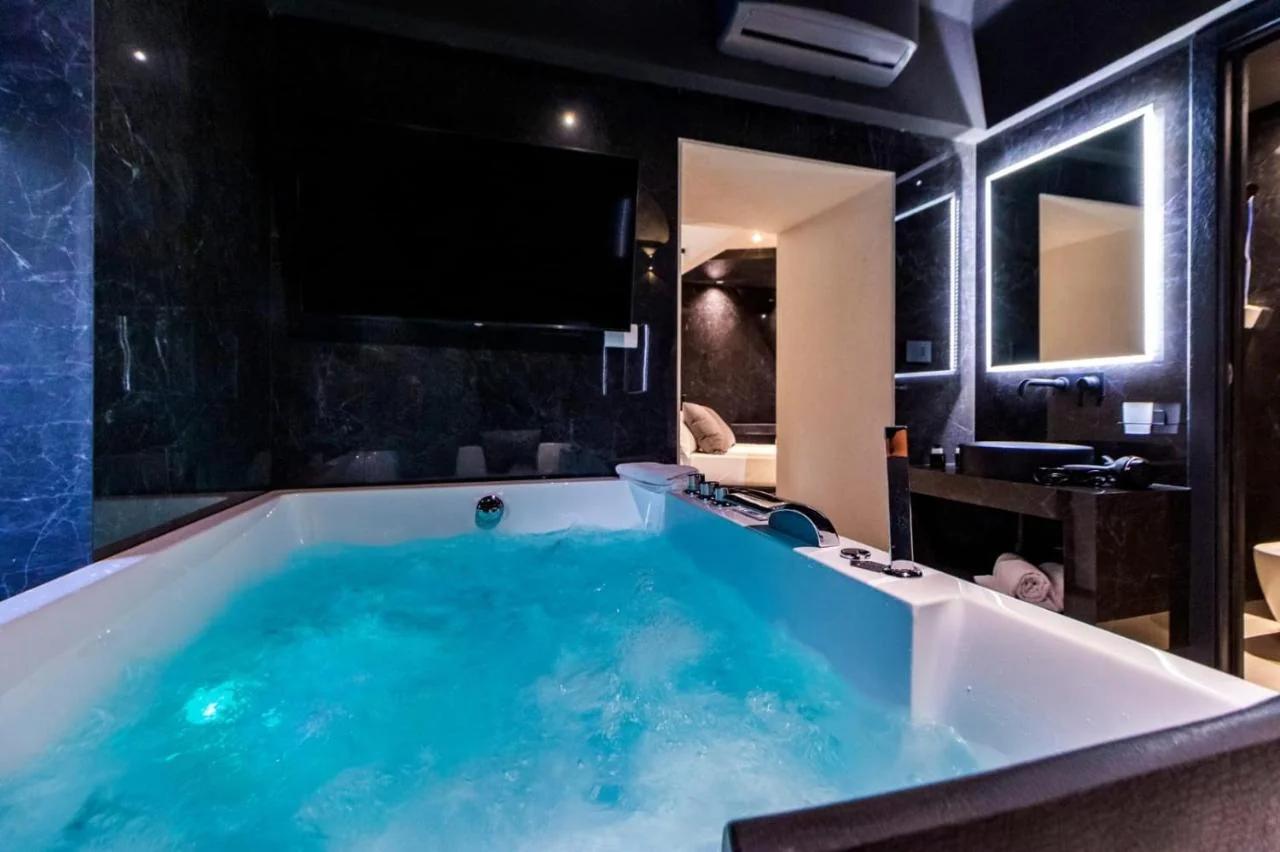 4 Suites " unconventional living rooms "